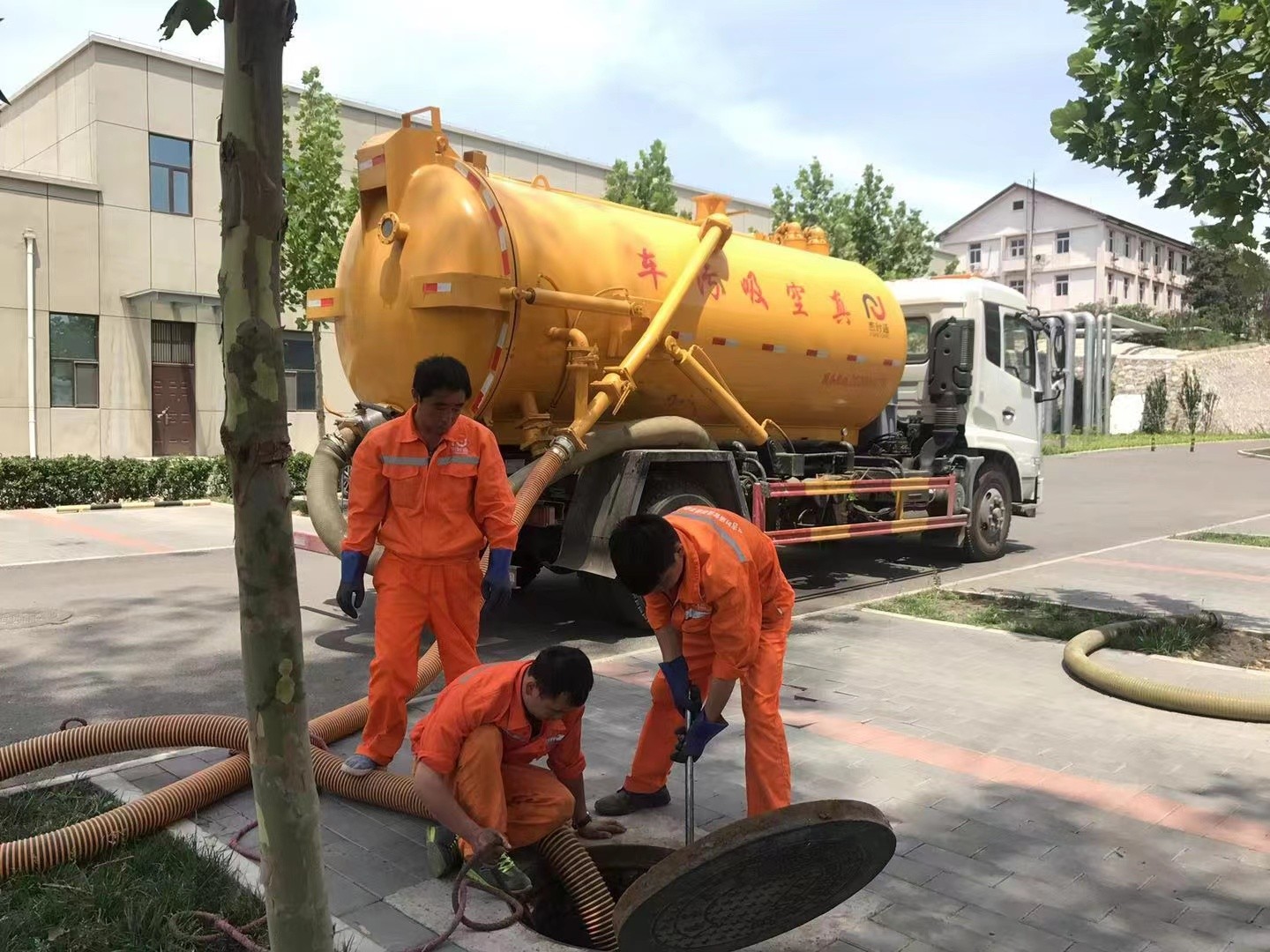 高埗管道疏通车停在窨井附近