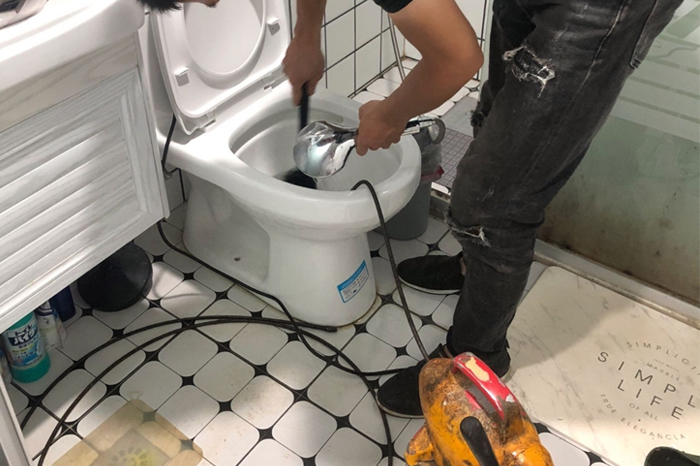 高埗马桶堵塞自己疏通还是找师傅？专业上门服务让你省时更省心